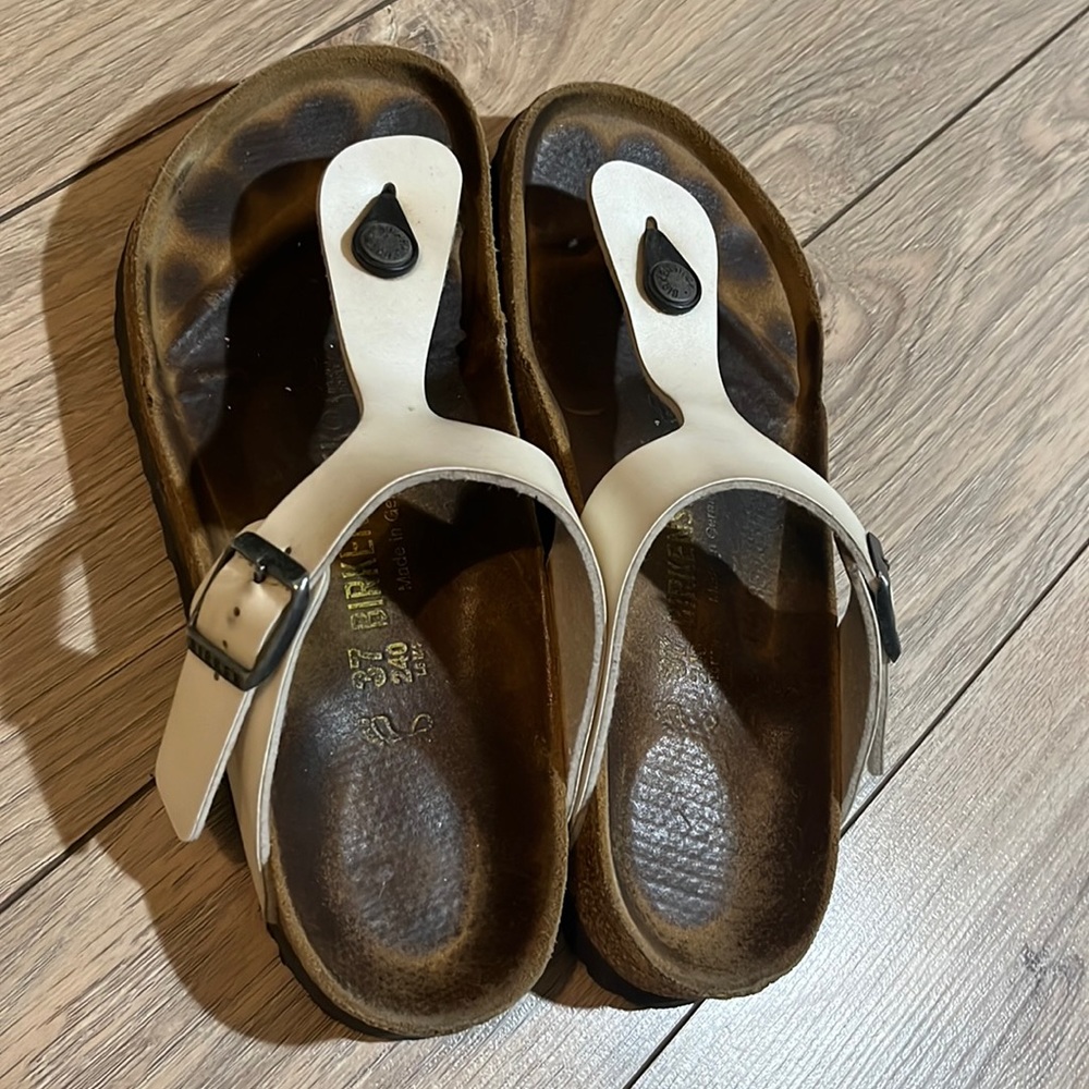 Birkenstock White Sandal size 37

Please refer to photos for wear